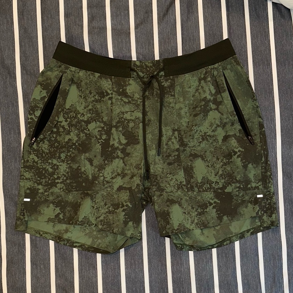 Lululemon License to Train 7 Inches Size XL